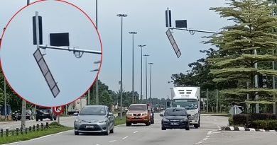 疑遭重型车辆撞击 路牌断裂半悬路中