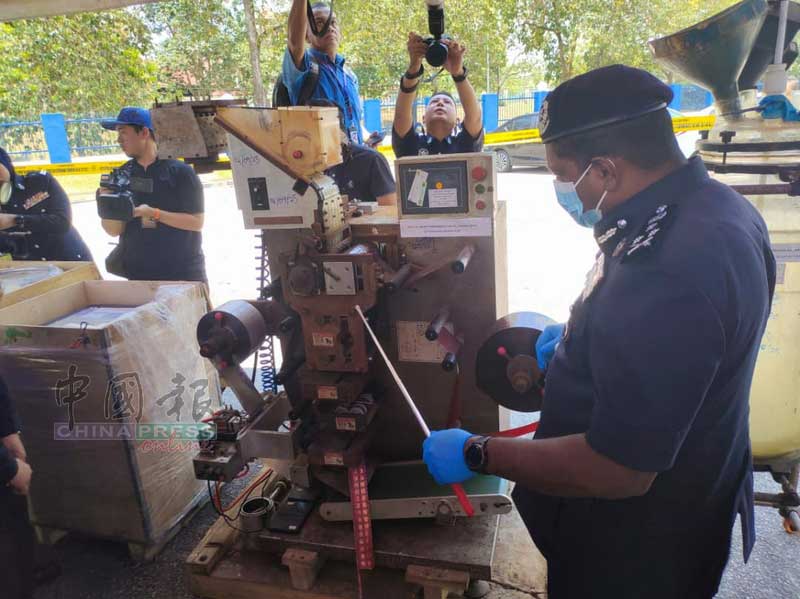 胡先检查起获的制毒设备。