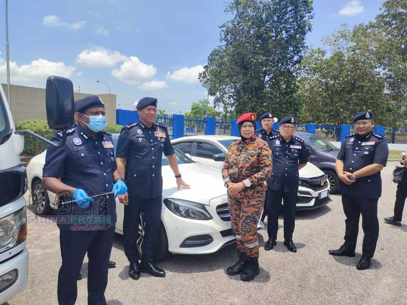 胡仙（左起）、拉哈曼、茜蒂罗哈妮、陈胜利展示警方起获的轿车及罗厘。