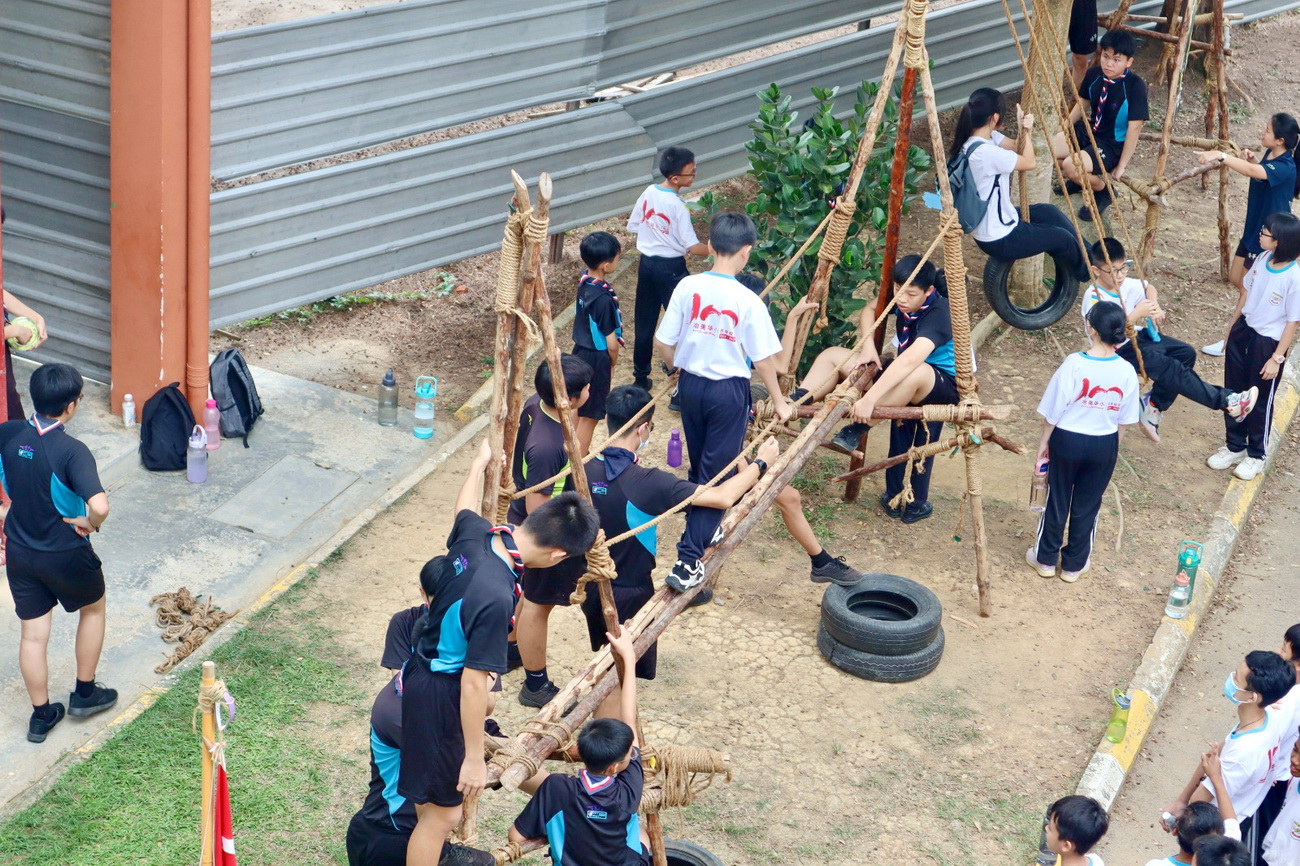 障碍游戏吸引好动的学生。