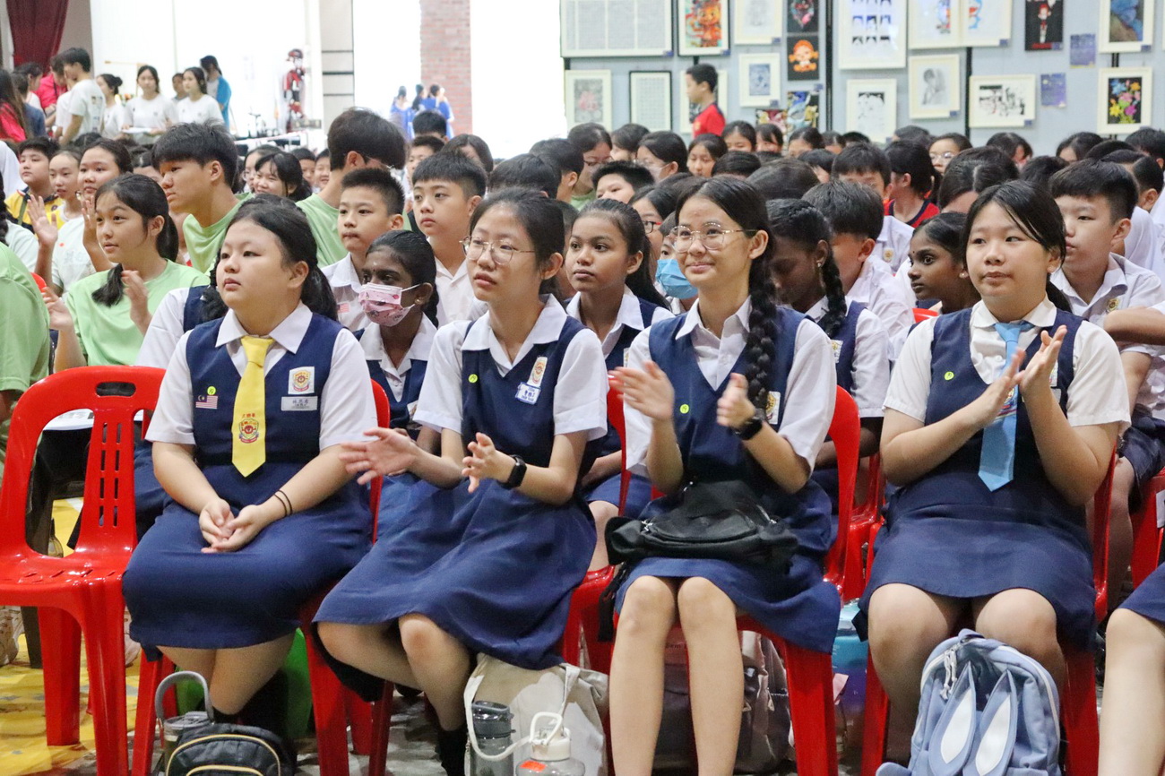 看到精彩的表演同学们都热烈拍掌。