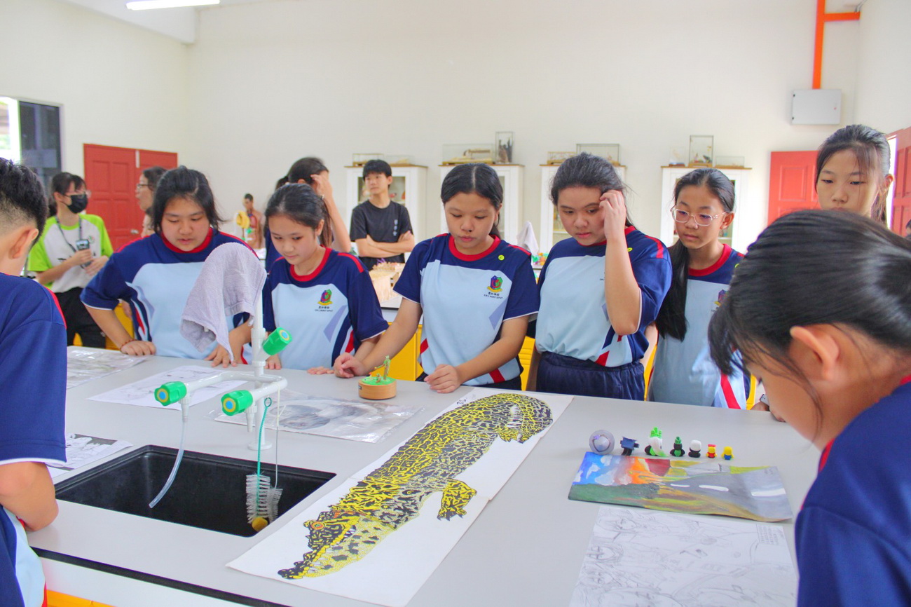 美设班学生作品吸引同学们围观。