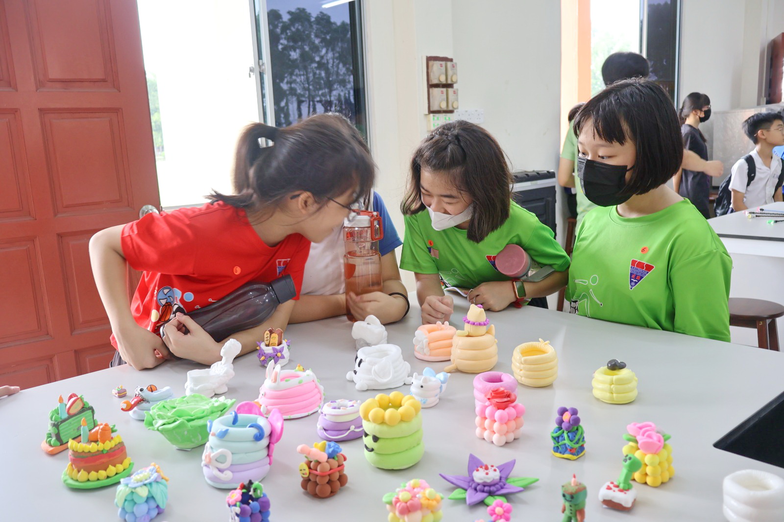 认真研究和讨论环保作品的制作材料。