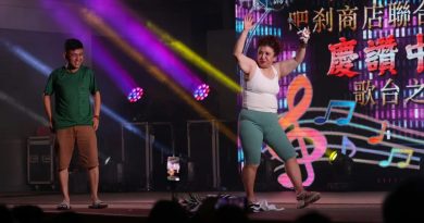 刘玲玲义顺主持歌台 露肚腩唱《舞女》 爆笑全场