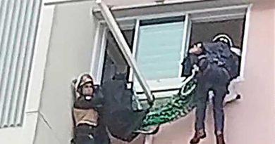 与妻争执反锁屋内 警破门逮捕男子