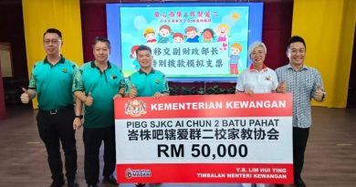 副财长拨款家协5万 助爱群二校提升设施