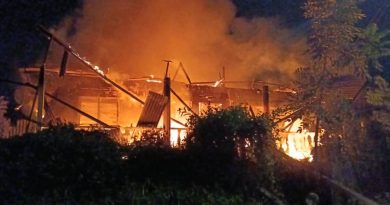 空置民宅大火 变废墟