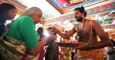 信徒涌庙宇祈福还愿 “小印度”节庆气氛浓