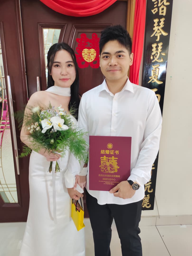 曹伟俊（右起）与陈慧娴在新山国中念书时已经种下情缘。