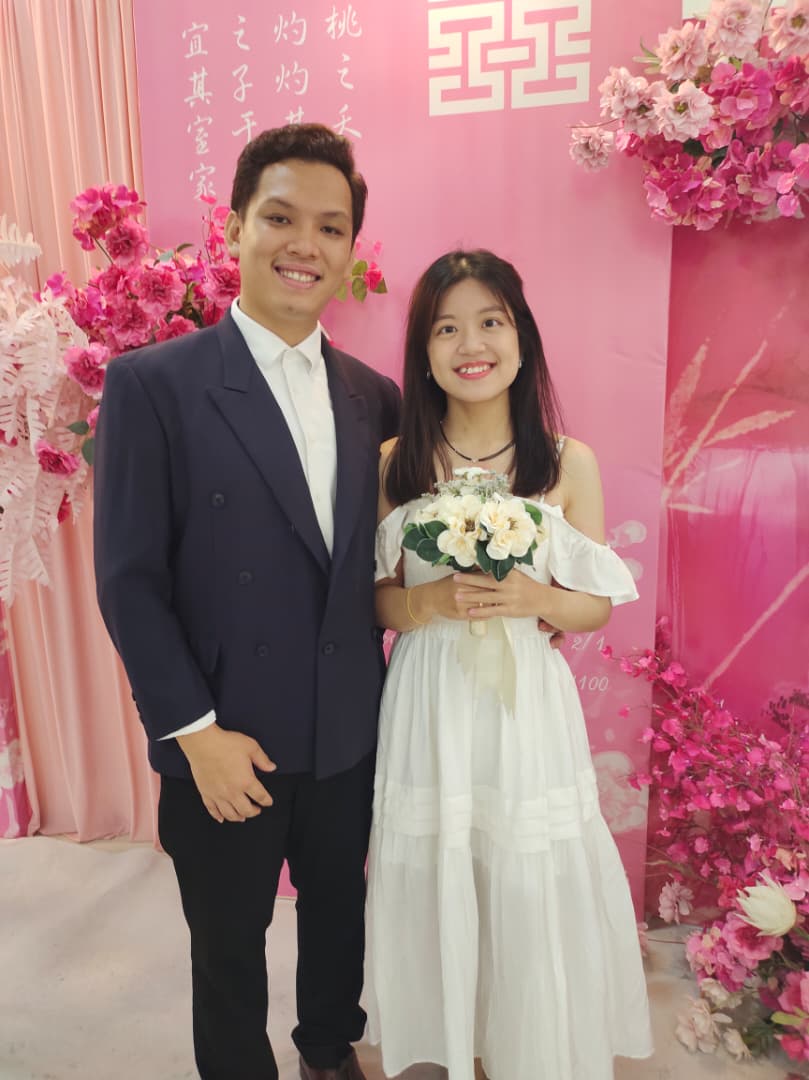 陈颖聪（左起）与徐向盈早年在宽柔中学古来分校是同班同学。