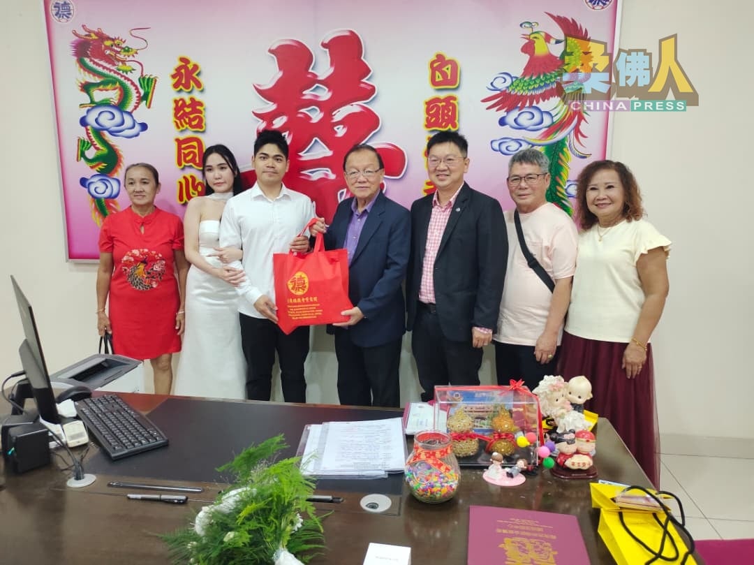 陈建绵（右3起）、陈益昇颁赠礼品给曹伟俊及陈慧娴。