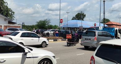 指示牌位置不当 混淆人 驾驶者常进错入口