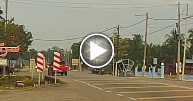 摩哆遭货卡猛撞  骑士被抛飞毙命