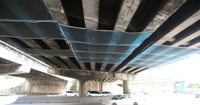 柔佛人头条｜罗厘撞损桥身未修 混凝土碎屑频脱落 桥上驶 桥底过 心慌慌