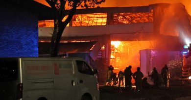 大火狂烧5小时半 狮城4厂房遭殃