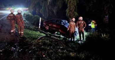 罗厘轿车相撞 司机受伤送院