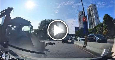 摩哆骑士摔倒险被撞 挖土机司机以车护人获赞