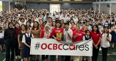 华侨银行书架赠思朴华小  减轻学生书包沉重负担