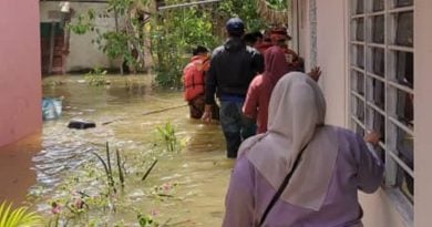振林山低洼区积水成灾 两人受困洪水中获救